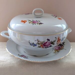Vintage Tureen Porcelain White Floral Large Serving Bowl lid dish Gold Trim